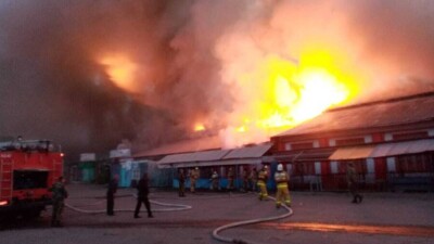 Крупный пожар произошёл в здании рынка в Щучинске, погиб сторож