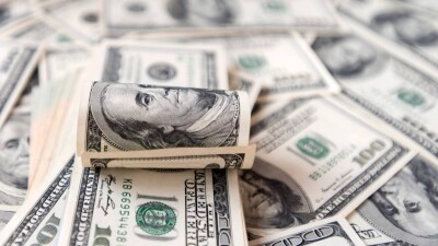 В обменниках Астаны доллары продают уже по 463 тенге