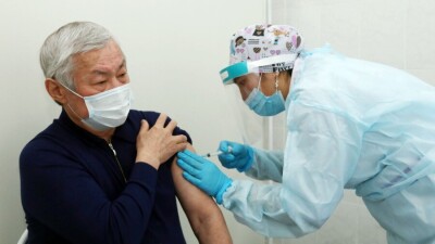 Бердибек Сапарбаев привился казахстанской вакциной от коронавируса