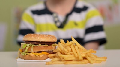 В Казахстане могут временно запретить рекламу вредных товаров для детей