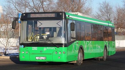 В Алматы наказали водителя автобуса, который рулил локтями со смартфоном в руках