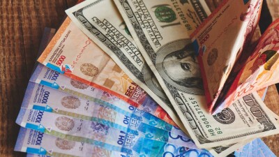 Почему тенге ослаб к доллару, несмотря на рост цен на нефть