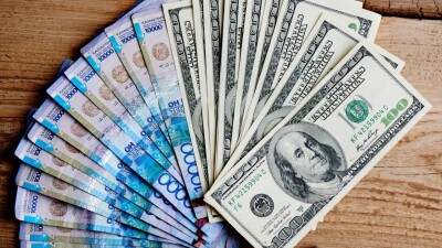 Курс доллара немного снизился к тенге перед выходными