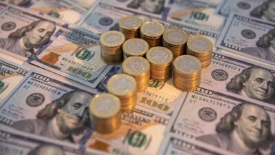 Доллар укрепился к тенге на торгах