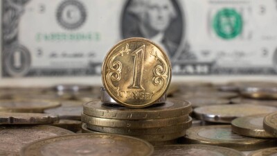 Доллар начал неделю на бирже с укрепления сразу на 4 тенге