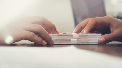 В Алматы проверявшую качество питания в центре "Сенiм" специалиста отдела санконтроля осудили за взятку