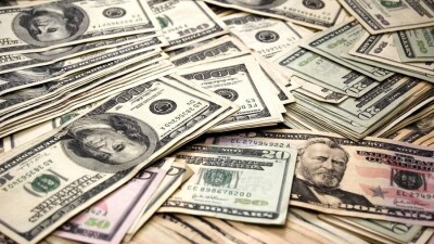 Тенге ослаб к доллару на KASE