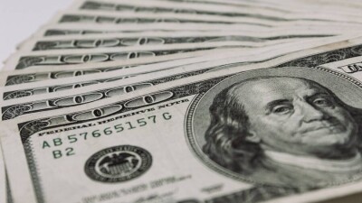 Доллар немного подорожал, рубль опустился ниже 6 тенге на бирже перед выходными