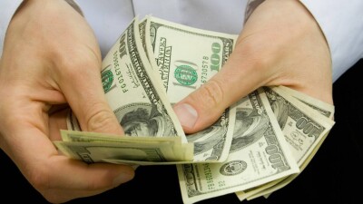 Доллар подешевел к тенге на бирже перед выходными