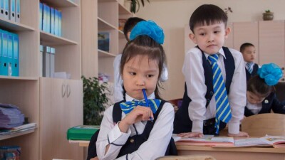 "Алматы не может всех поместить". Эксперты объяснили нехватку мест в школах