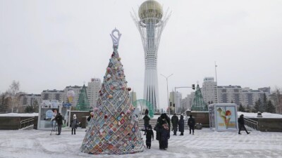 Шестиметровую ёлку из вязаных квадратных мотивов открыли в Нур-Султане