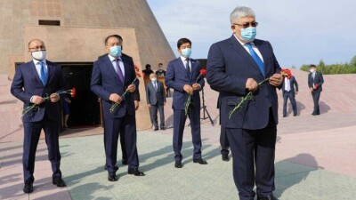 Кушербаев, Тугжанов и Байбек возложили цветы у Стены памяти музейно-мемориального комплекса АЛЖИР