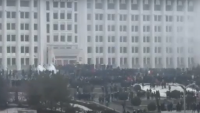 Митингующие в Алматы ворвались в здание городского акимата