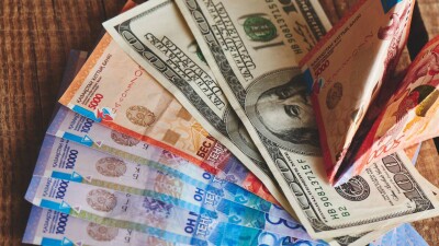 Cколько стоит доллар на бирже и в обменниках Казахстана перед выходными