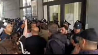 В Ереване оппозиционеры заблокировали вход в здание МИД, начались столкновения с полицией