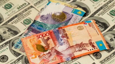 Курс доллара снизился к тенге на бирже и в обменниках перед выходными