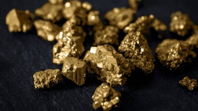 Золото немного снизилось в цене, но эксперты прогнозируют рост в перспективе