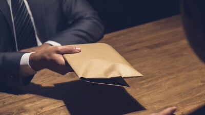 Замглавы инспекции транспортного контроля подозревают в получении взяток за проезд грузовиков в Жетысуской области