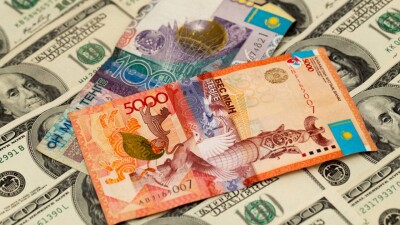 Курс доллара на бирже упал на 2 тенге перед выходными