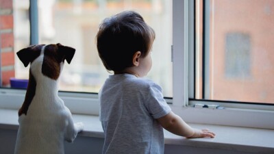 Закиева предложила законодательно запретить родителям оставлять детей до 12 лет одних дома