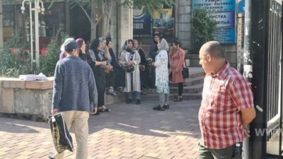 Беженцы из Афганистана вышли на митинг в Бишкеке. Они требуют предоставить им гражданство Кыргызстана