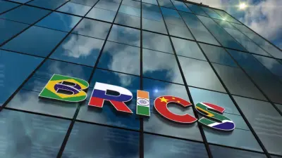 Трамп пригрозил БРИКС и её союзникам новыми пошлинами. Как отреагировали Китай и Россия