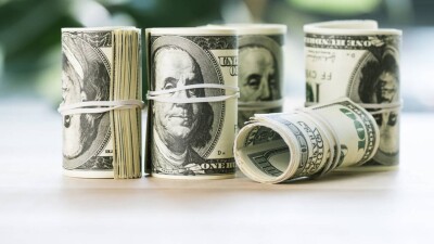 Как изменился курс доллара к тенге на бирже перед выходными