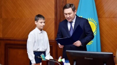 Аким Шымкента наградил мальчика, который сэкономил 500 тенге, купил макароны и сдал их в пункт сбора помощи Турции