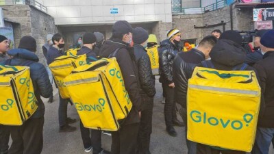 В Нур-Султане курьеры Glovo устроили забастовку