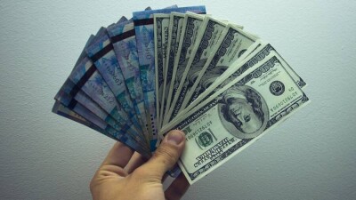 Тенге слабеет на бирже к доллару и рублю на фоне дешевеющей нефти