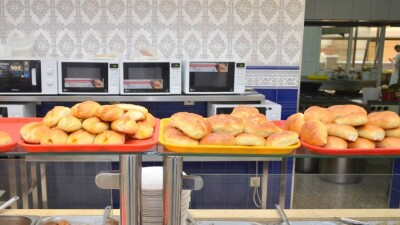 Пол-литра воды за 300 тенге: глава МОН поднял вопрос дороговизны в школьных столовых