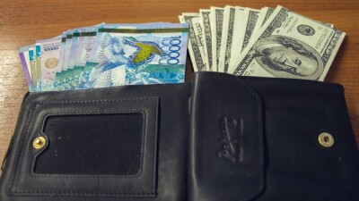 Тенге ослаб на бирже и к доллару, и к рублю