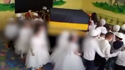 В Кыргызстане воспитанники детсада ходили вокруг макета мусульманской святыни Каабы