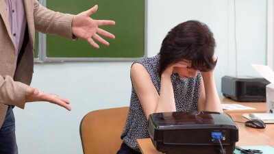В Шахтинске завучу школы, которая назвала учеников обезьянами за отсутствие масок, объявили строгий выговор