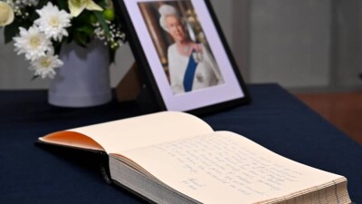 Токаев посетил посольство Великобритании и оставил запись в книге соболезнований