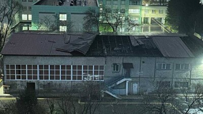 Упавшие деревья, сорванные крыши, отключения света: последствия урагана устраняют в Алматы