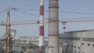 На Петропавловской ТЭЦ-2 демонтируют часть строящейся новой дымовой трубы – она отклонилась от оси