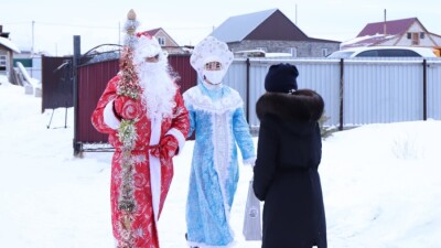 Деды Морозы и Снегурочки, которым рекомендовали не выезжать на дом, развозят детям подарки от акиматов