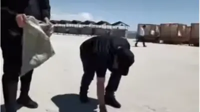 Аким Мангистауской области собирал мусор за отдыхающими на берегу Каспия