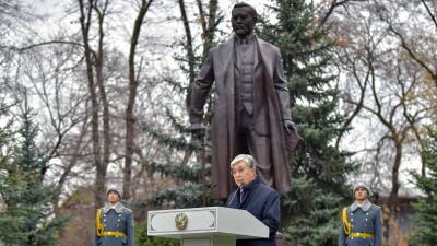 "Дань уважения учителю нации". Президент открыл памятник Ахмету Байтурсынову в Алматы