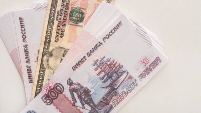 Сколько стоит рубль на бирже и в обменниках перед выходными