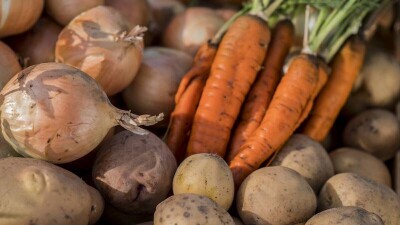 В Казахстане сняли запрет на вывоз картофеля и моркови