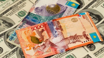 Доллар подорожал на бирже на 7 тенге