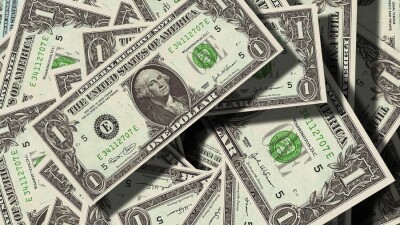 Курс доллара на бирже немного снизился перед выходными