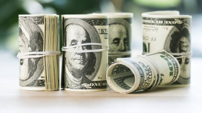 Курс доллара снизился на KASE перед выходными