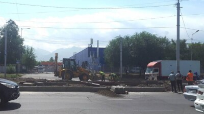 Алматинцы недовольны появлением бордюров вдоль трамвайных рельсов по улице Толе би