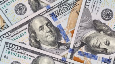 Курс доллара на бирже остаётся на том же уровне, что и месяц назад