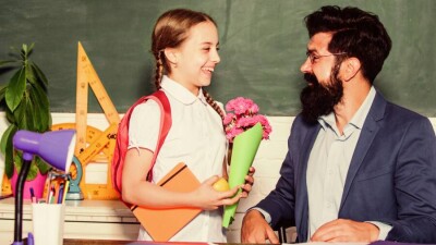 Минпросвещения объявило конкурс на лучшее поздравление ко Дню учителя