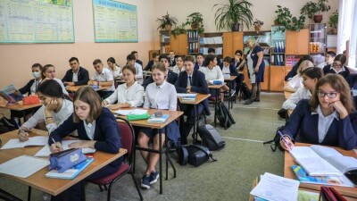 Могут ли уроки в школах завершаться поздно вечером, разъяснили в МОН