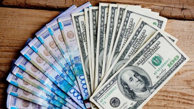 Поддержка тенге: Нацбанк в октябре намерен продать больше валюты из Нацфонда, чем в сентябре